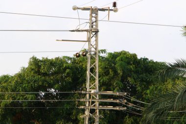İsrail'in kuzeyinde elektrik akan bir kutup üzerinde elektrik telleri 