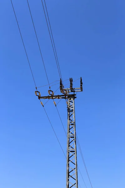 电线沿一根电线杆 电力流在以色列北部 — 图库照片