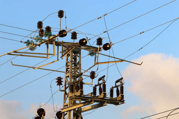Elektrische Draden Een Paal Waarlangs Elektriciteit Stroomt Het Noorden Van — Stockfoto