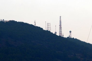 İsrail'in kuzeyinde elektrik akan bir kutup üzerinde elektrik telleri 