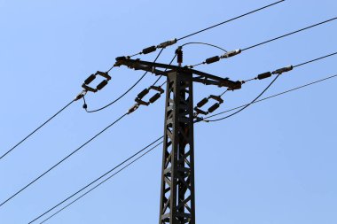 İsrail'in kuzeyinde elektrik akan bir kutup üzerinde elektrik telleri 