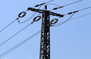 İsrail'in kuzeyinde elektrik akan bir kutup üzerinde elektrik telleri 