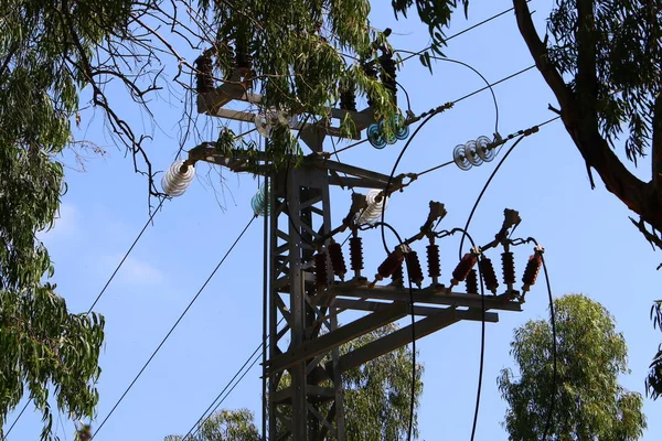 Cables Eléctricos Poste Largo Del Cual Fluye Electricidad Norte Israel — Foto de Stock