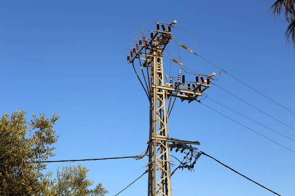 Ηλεκτρικά Σύρματα Πόλο Κατά Μήκος Του Οποίου Ρέει Ηλεκτρισμός Στο — Φωτογραφία Αρχείου