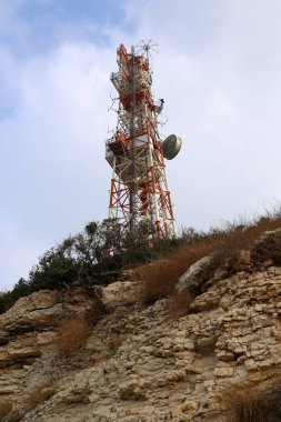 İsrail'in kuzeyinde elektrik akan bir kutup üzerinde elektrik telleri 
