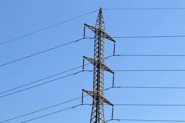 イスラエル北部で電気が流れる電柱の電線 — ストック写真
