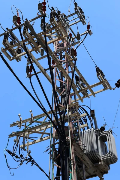 イスラエル北部で電気が流れる電柱の電線 — ストック写真