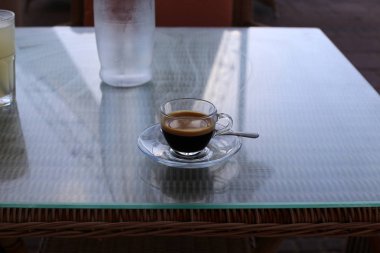 restoranda masada sıcak kahve 