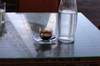 restoranda masada sıcak kahve 