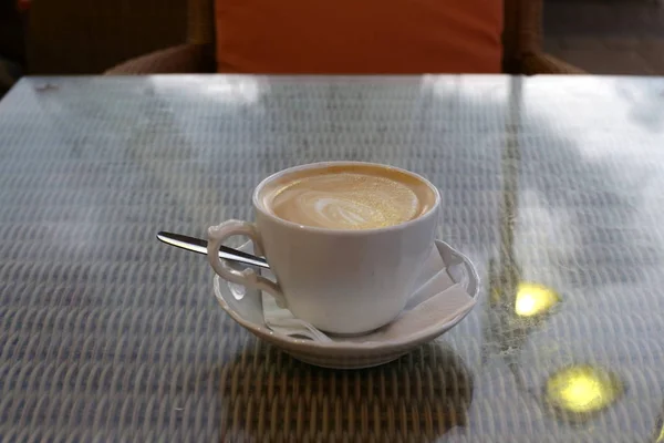 Auf Dem Tisch Restaurant Steht Heißer Kaffee — Stockfoto