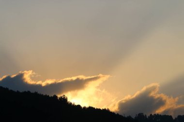 Gök gürültülü sağanak ve gök gürültülü bulutlar İsrail'in kuzeyinde Akdeniz üzerinde gökyüzü boyunca yüzer 
