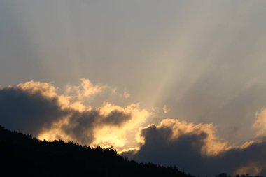 Gök gürültülü sağanak ve gök gürültülü bulutlar İsrail'in kuzeyinde Akdeniz üzerinde gökyüzü boyunca yüzer 