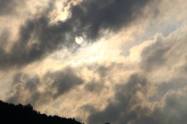 Gök gürültülü sağanak ve gök gürültülü bulutlar İsrail'in kuzeyinde Akdeniz üzerinde gökyüzü boyunca yüzer 