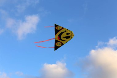 Gök gürültülü sağanak ve gök gürültülü bulutlar İsrail'in kuzeyinde Akdeniz üzerinde gökyüzü boyunca yüzer 