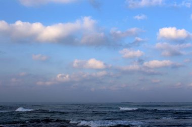 Gök gürültülü sağanak ve gök gürültülü bulutlar İsrail'in kuzeyinde Akdeniz üzerinde gökyüzü boyunca yüzer 