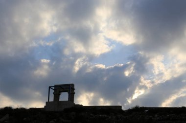 Gök gürültülü sağanak ve gök gürültülü bulutlar İsrail'in kuzeyinde Akdeniz üzerinde gökyüzü boyunca yüzer 