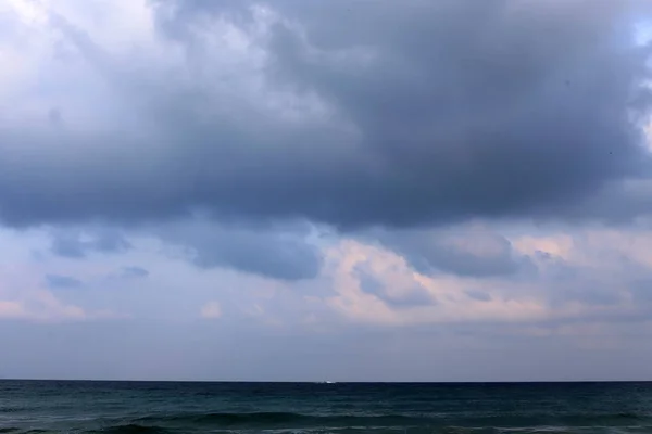 イスラエル北部の地中海上空に雷雲と雲が浮かぶ — ストック写真