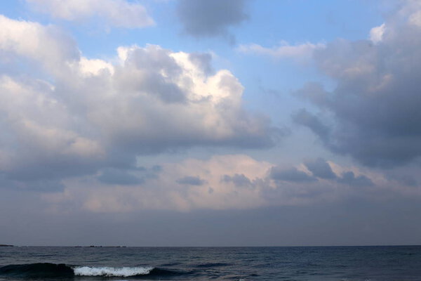 грозовые тучи и облака плавают в небе над Средиземным морем на севере Израиля
 