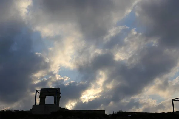 雷云和云飘过以色列北部地中海上空的天空 — 图库照片