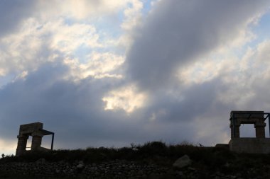 Gök gürültülü sağanak ve gök gürültülü bulutlar İsrail'in kuzeyinde Akdeniz üzerinde gökyüzü boyunca yüzer 