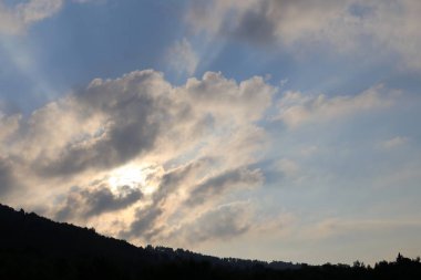 Gök gürültülü sağanak ve gök gürültülü bulutlar İsrail'in kuzeyinde Akdeniz üzerinde gökyüzü boyunca yüzer 