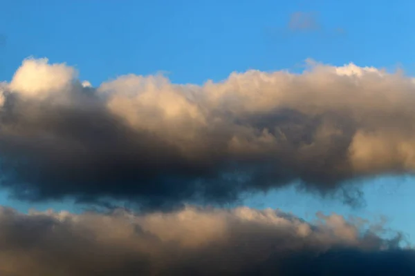 이스라엘 북부의 지중해 상공에서 천둥구름과 구름이 하늘을 가로질러 떠다니고 있습니다 — 스톡 사진