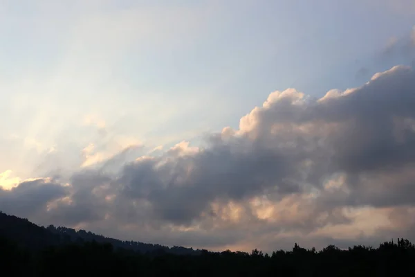 Thunderclouds Och Molnen Flyter Över Himlen Över Medelhavet Norra Israel — Stockfoto