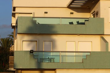 Mimaride balkon, duvardan çıkıntılı kirişler üzerine monte edilmiş, korkuluklu bir platformdur.. 