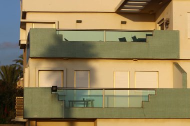 Mimaride balkon, duvardan çıkıntılı kirişler üzerine monte edilmiş, korkuluklu bir platformdur.. 