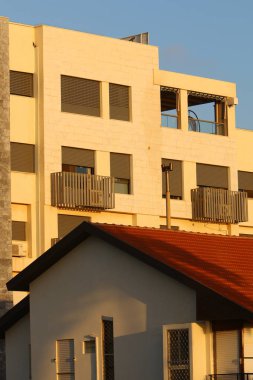 Mimaride balkon, duvardan çıkıntılı kirişler üzerine monte edilmiş, korkuluklu bir platformdur.. 