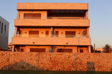 Mimaride balkon, duvardan çıkıntılı kirişler üzerine monte edilmiş, korkuluklu bir platformdur.. 