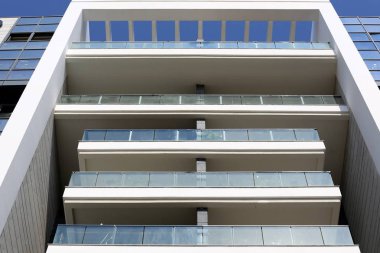 Mimaride balkon, duvardan çıkıntılı kirişler üzerine monte edilmiş, korkuluklu bir platformdur.. 