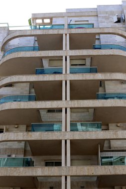 Mimaride balkon, duvardan çıkıntılı kirişler üzerine monte edilmiş, korkuluklu bir platformdur.. 