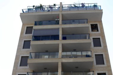 Mimaride balkon, duvardan çıkıntılı kirişler üzerine monte edilmiş, korkuluklu bir platformdur.. 