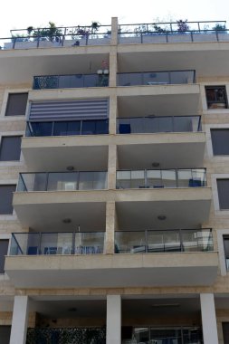 Mimaride balkon, duvardan çıkıntılı kirişler üzerine monte edilmiş, korkuluklu bir platformdur.. 