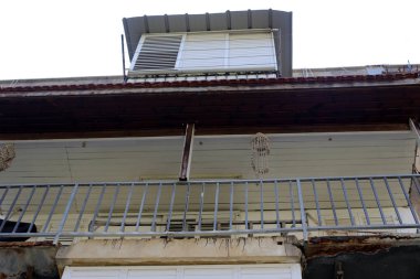 Mimaride balkon, duvardan çıkıntılı kirişler üzerine monte edilmiş, korkuluklu bir platformdur.. 