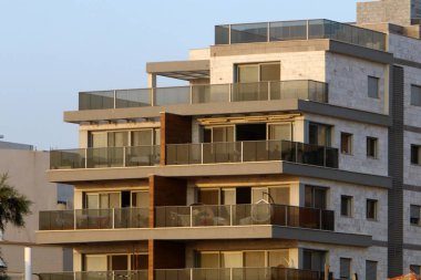 Mimaride balkon, duvardan çıkıntılı kirişler üzerine monte edilmiş, korkuluklu bir platformdur.. 