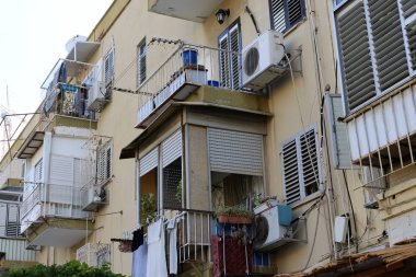 Mimaride balkon, duvardan çıkıntılı kirişler üzerine monte edilmiş, korkuluklu bir platformdur.. 