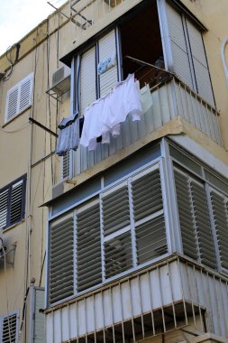 Mimaride balkon, duvardan çıkıntılı kirişler üzerine monte edilmiş, korkuluklu bir platformdur.. 