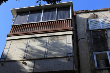 Mimaride balkon, duvardan çıkıntılı kirişler üzerine monte edilmiş, korkuluklu bir platformdur.. 