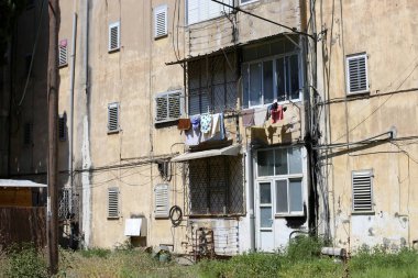 Mimaride balkon, duvardan çıkıntılı kirişler üzerine monte edilmiş, korkuluklu bir platformdur.. 