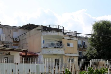 Mimaride balkon, duvardan çıkıntılı kirişler üzerine monte edilmiş, korkuluklu bir platformdur.. 