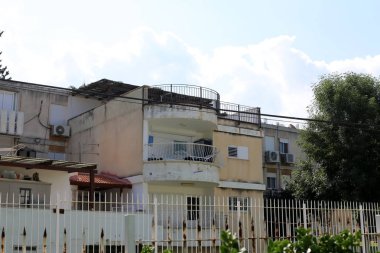 Mimaride balkon, duvardan çıkıntılı kirişler üzerine monte edilmiş, korkuluklu bir platformdur.. 