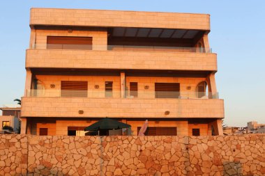 Mimaride balkon, duvardan çıkıntılı kirişler üzerine monte edilmiş, korkuluklu bir platformdur.. 