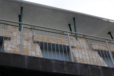 Mimaride balkon, duvardan çıkıntılı kirişler üzerine monte edilmiş, korkuluklu bir platformdur.. 