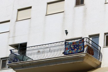 Mimaride balkon, duvardan çıkıntılı kirişler üzerine monte edilmiş, korkuluklu bir platformdur.. 