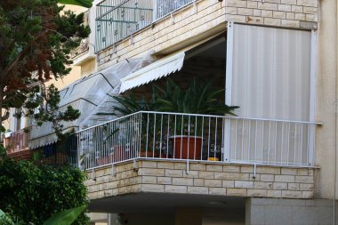 Mimaride balkon, duvardan çıkıntılı kirişler üzerine monte edilmiş, korkuluklu bir platformdur.. 