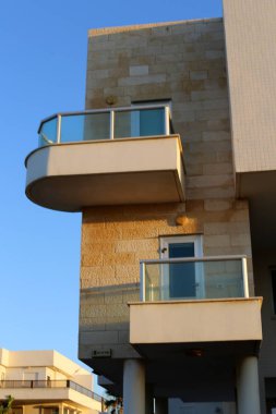 Mimaride balkon, duvardan çıkıntılı kirişler üzerine monte edilmiş, korkuluklu bir platformdur.. 