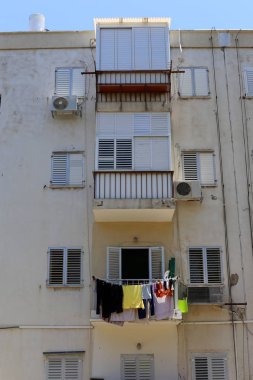 Mimaride balkon, duvardan çıkıntılı kirişler üzerine monte edilmiş, korkuluklu bir platformdur.. 