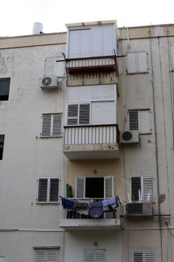 Mimaride balkon, duvardan çıkıntılı kirişler üzerine monte edilmiş, korkuluklu bir platformdur.. 